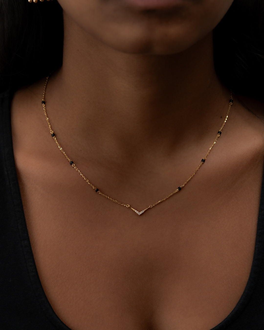 Víya Round Diamond V-Shape Mangalsutra Traditional Necklace 18K on body