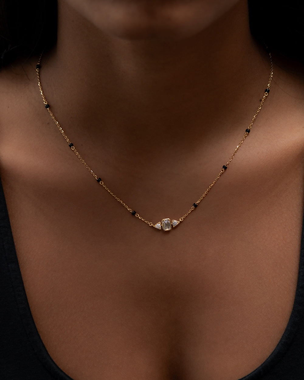 Víya Bezel Emerald and Round Diamond Mangalsutra Traditional Necklace 18K on body