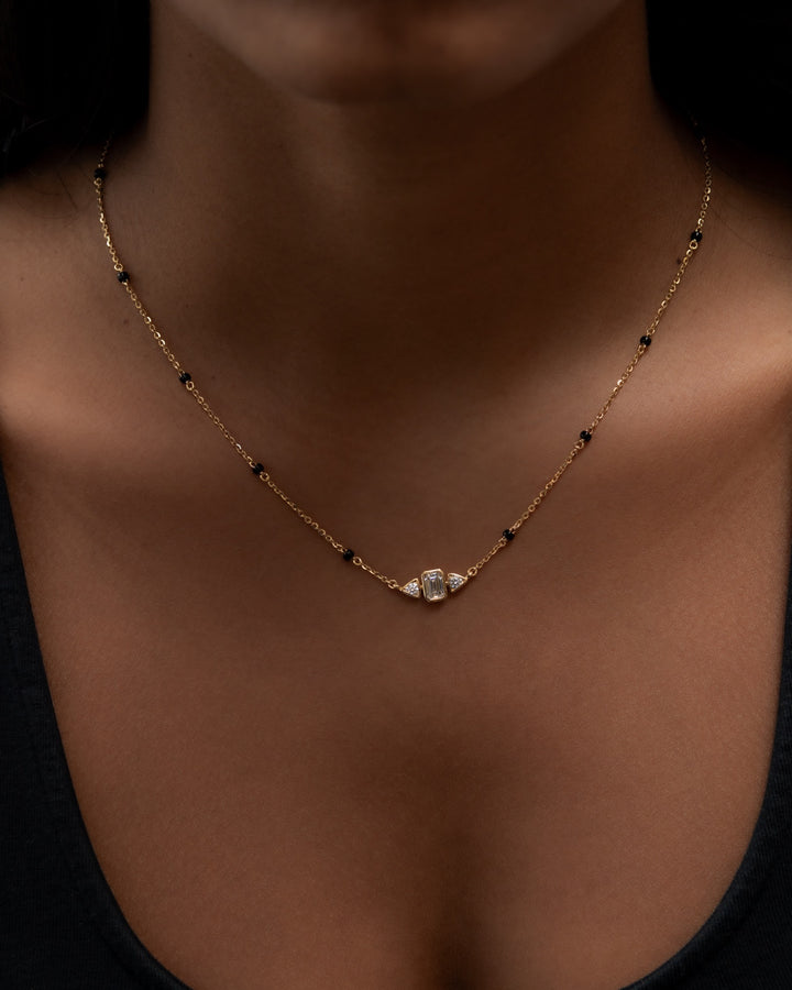 Víya Bezel Emerald and Round Diamond Mangalsutra Traditional Necklace 18K on body