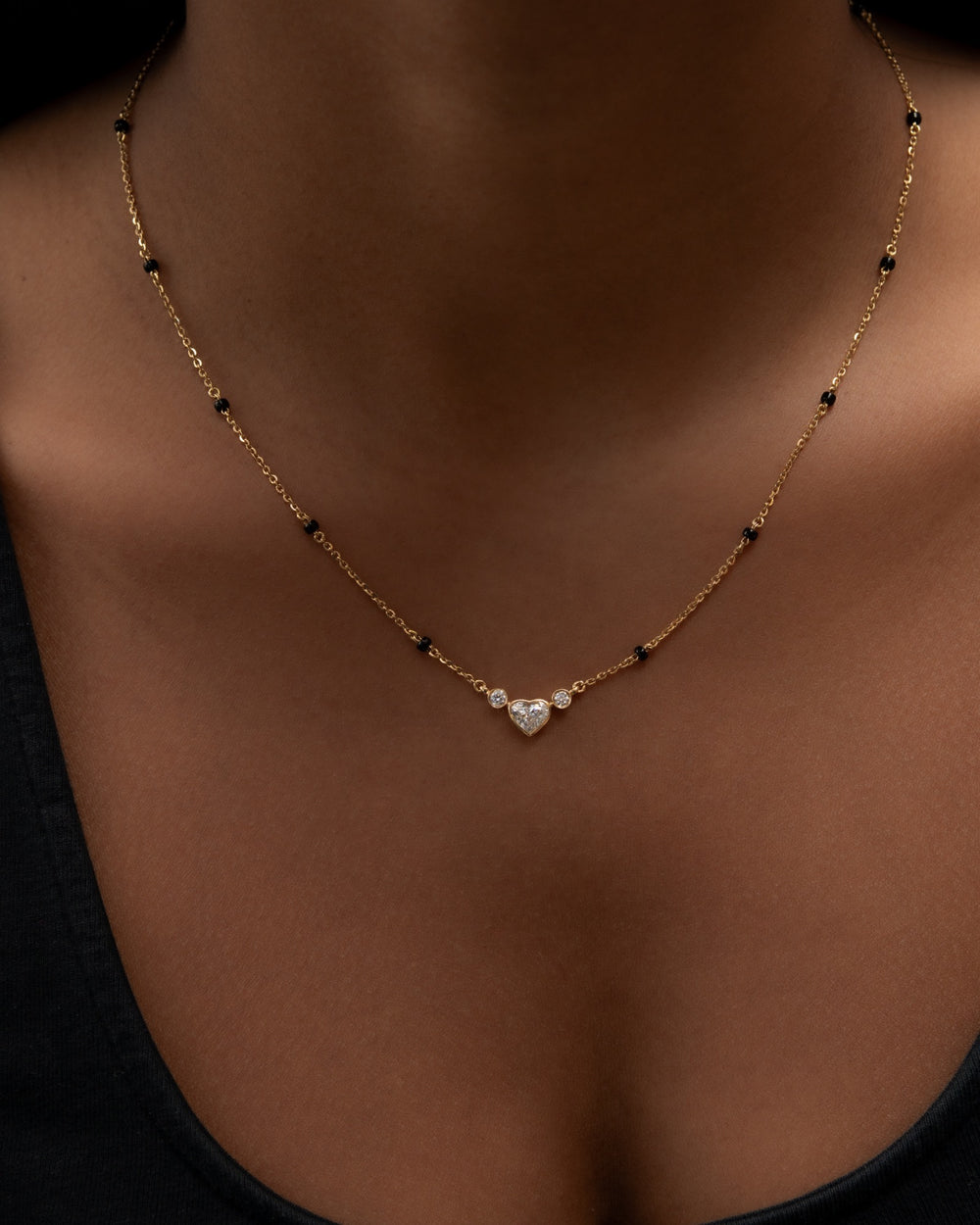 Víya Bezel Heart and Round Diamond Mangalsutra Traditional Necklace 18K on body