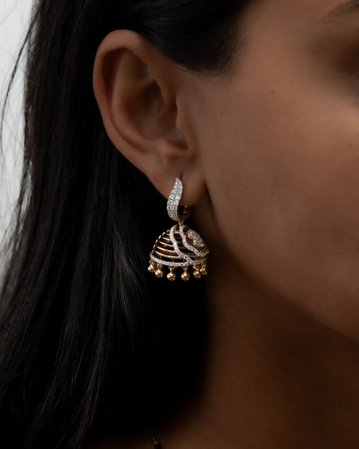 Víya Round Diamond Jhumkas Traditional Dangling Earrings Yellow Gold 18K on body