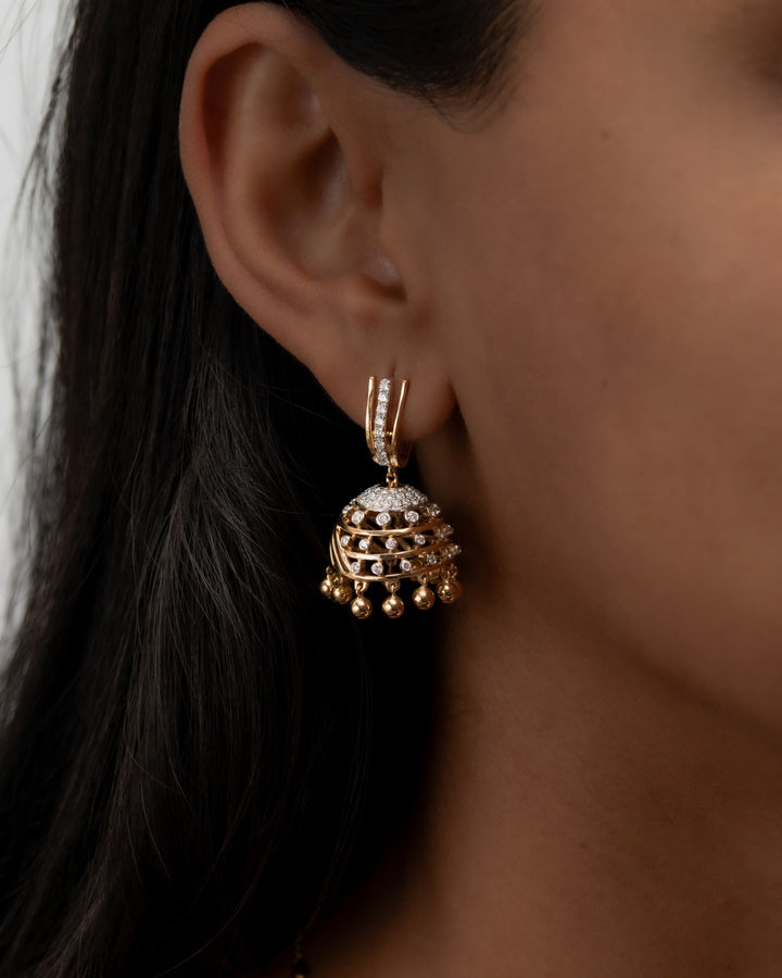 Víya Round Diamond Jhumkas Traditional Dangling Earrings Yellow Gold 18K on body