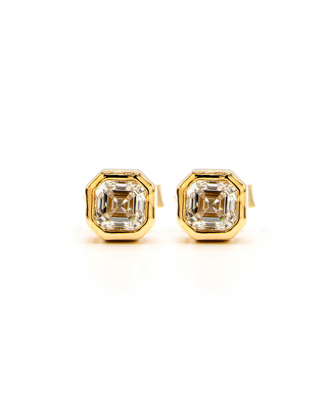 Víya Asscher Shape Diamond Bezel Stud Earrings Yellow Gold 14K