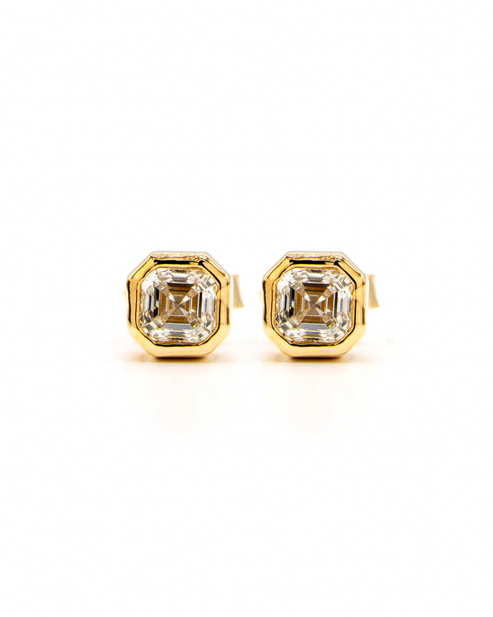 Víya Asscher Shape Diamond Bezel Stud Earrings Yellow Gold 14K