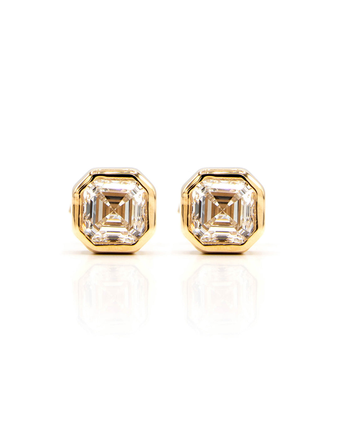 Víya Asscher Shape Diamond Bezel Stud Earrings Yellow Gold 14K