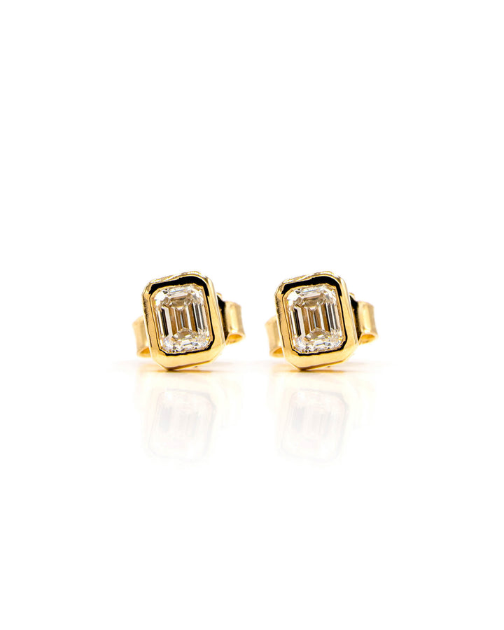 Víya Emerald Shape Diamond Bezel Stud Earrings Yellow Gold 14K
