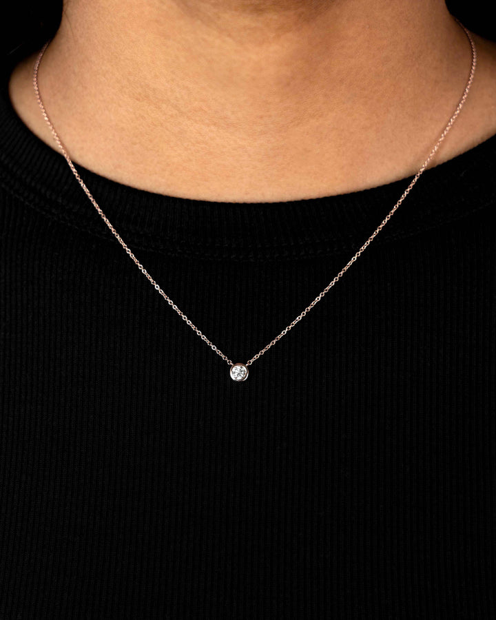 Víya Round Diamond Bezel Pendant Necklace Rose Gold 14K on body