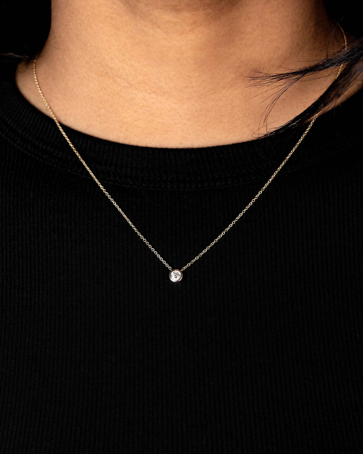 Víya Round Diamond Bezel Pendant Necklace Yellow Gold 14K on body