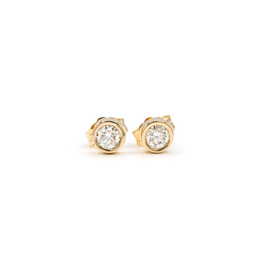 Víya Round Diamond Bezel Stud Earrings Yellow Gold 14K
