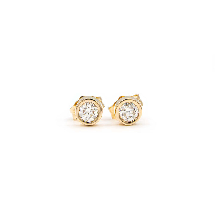 Víya Round Diamond Bezel Stud Earrings Yellow Gold 14K