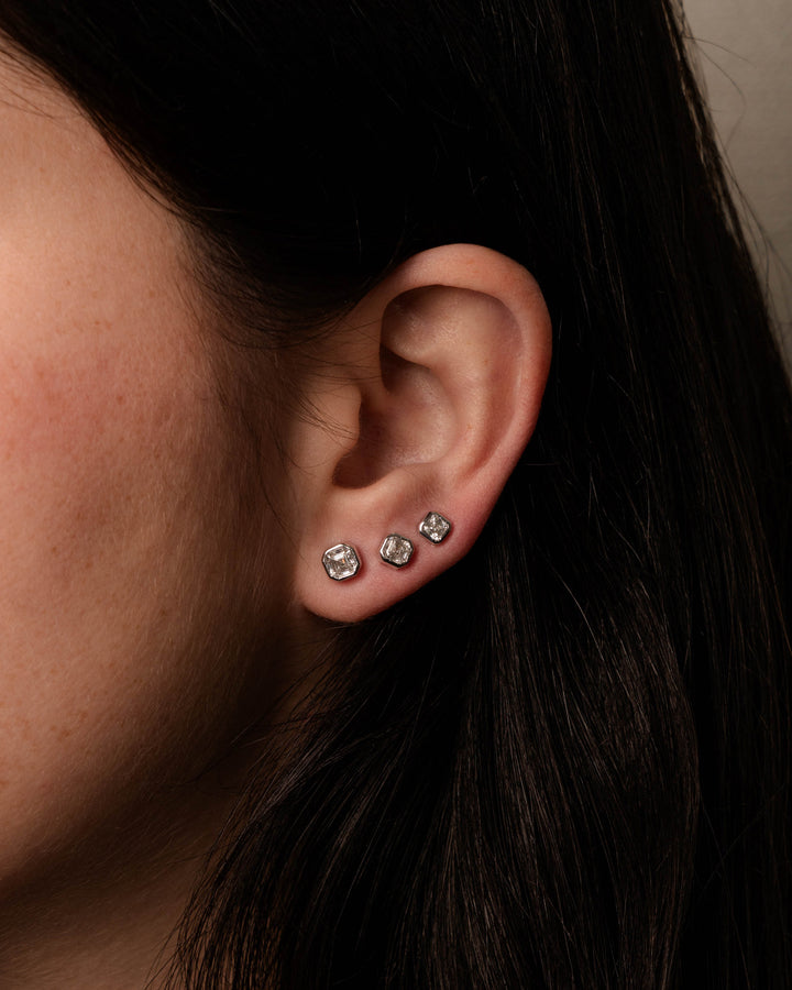 Víya Asscher Shape Diamond Bezel Stud Earrings White Gold 14K on body