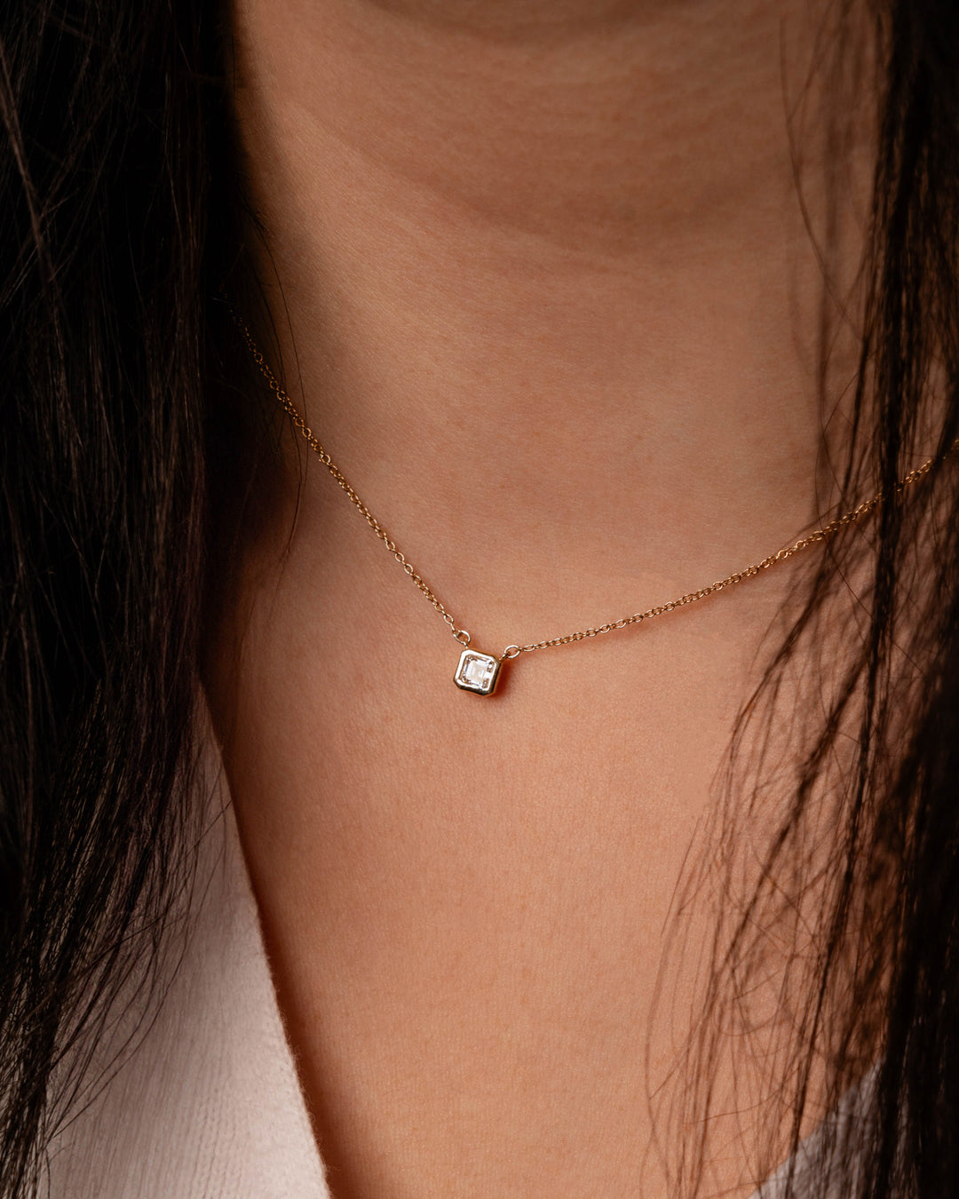 Víya Asscher Shape Diamond Bezel Pendant White Gold 14K on body