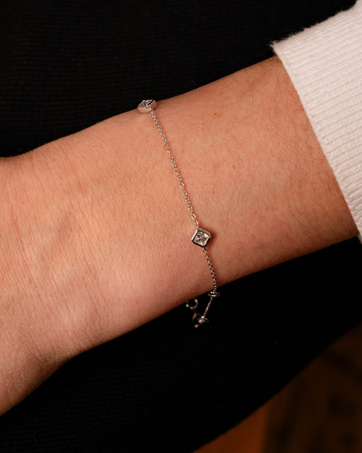 Víya Asscher Shape Diamond Bezel Tennis Bracelet White Gold 14K on body