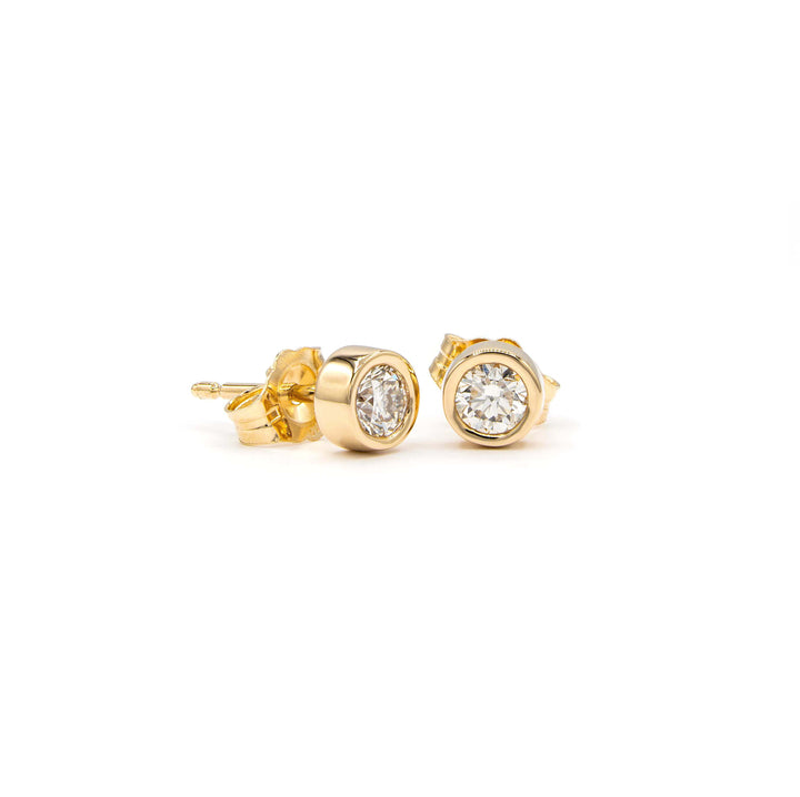 Víya Round Diamond Bezel Stud Earrings Yellow Gold 14K