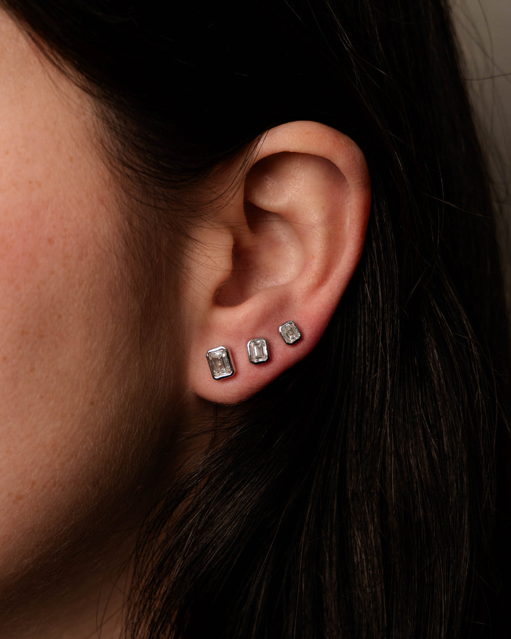 Víya Emerald Shape Diamond Bezel Stud Earrings White Gold 14K on body