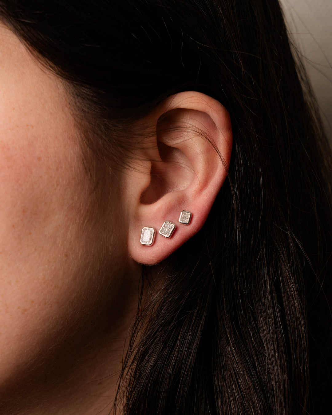 Víya Radiant Shape Diamond Bezel Stud Earrings White Gold 14K on body