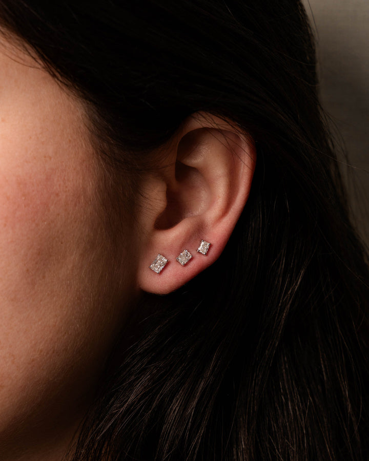 Víya Radiant Shape Diamond Stud Earrings White Gold 14K on body