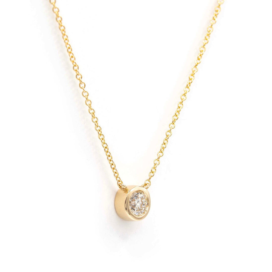 Víya Round Diamond Bezel Pendant Necklace Yellow Gold 14K