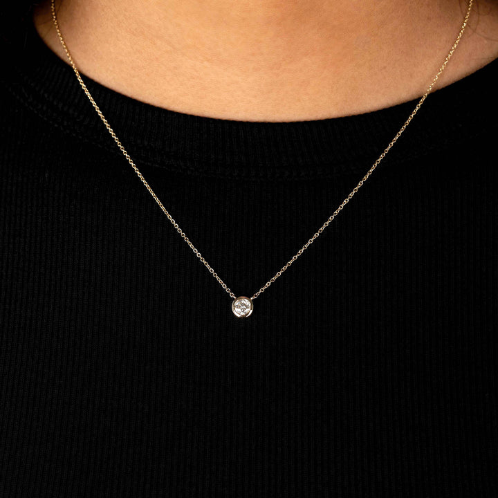 Víya Round Diamond Bezel Pendant Necklace White Gold 14K on body